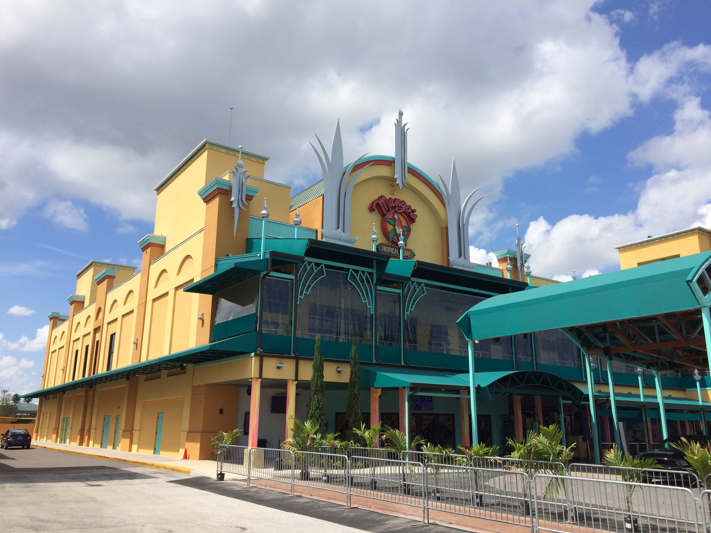 Mango's Tropical Cafe / Sky Builders